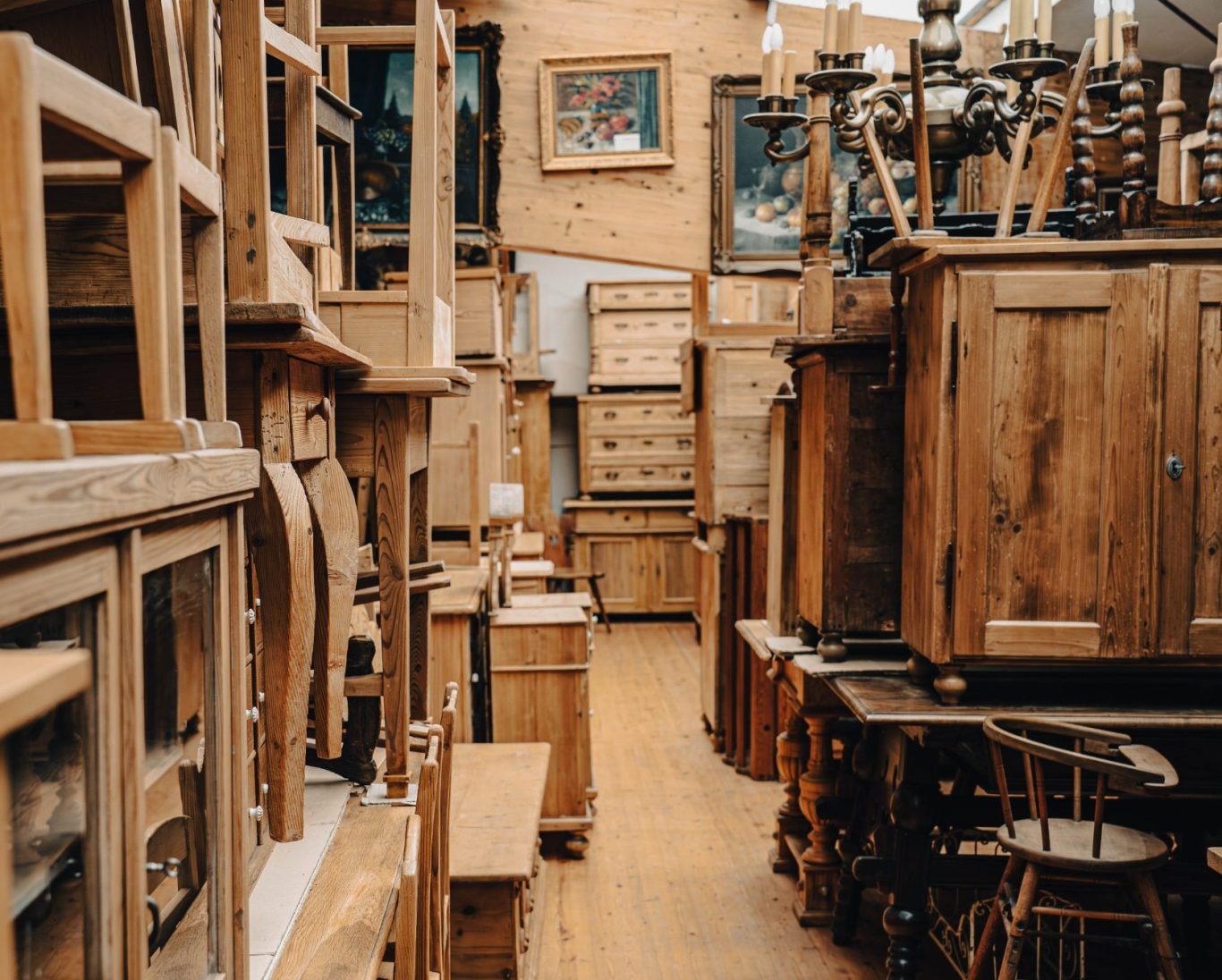 Sicht auf ein Gebäude mit dem Schriftzug "ANTIK" und einer blauen Himmel im Hintergrund.